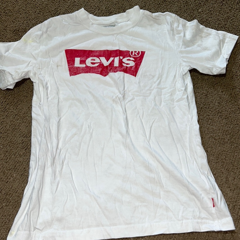white levi’s t shirt